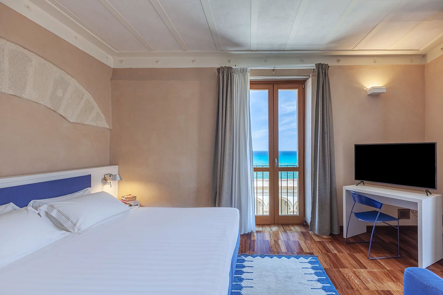One-room Junior Suite with partial sea view