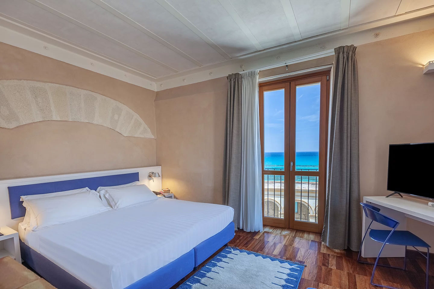 One-room Junior Suite with partial sea view