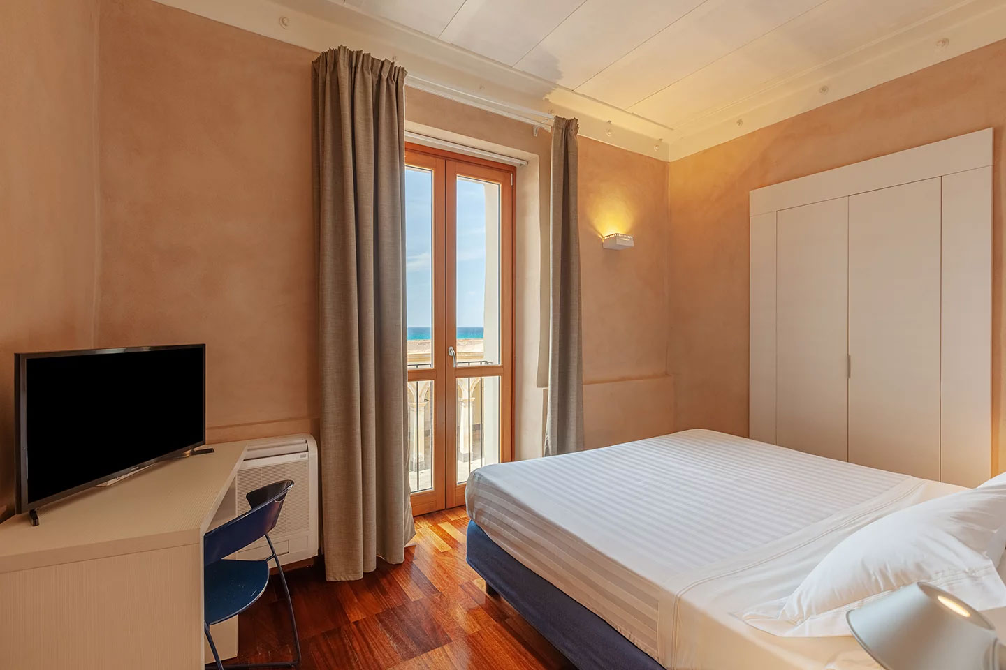 One-room apartments with square view